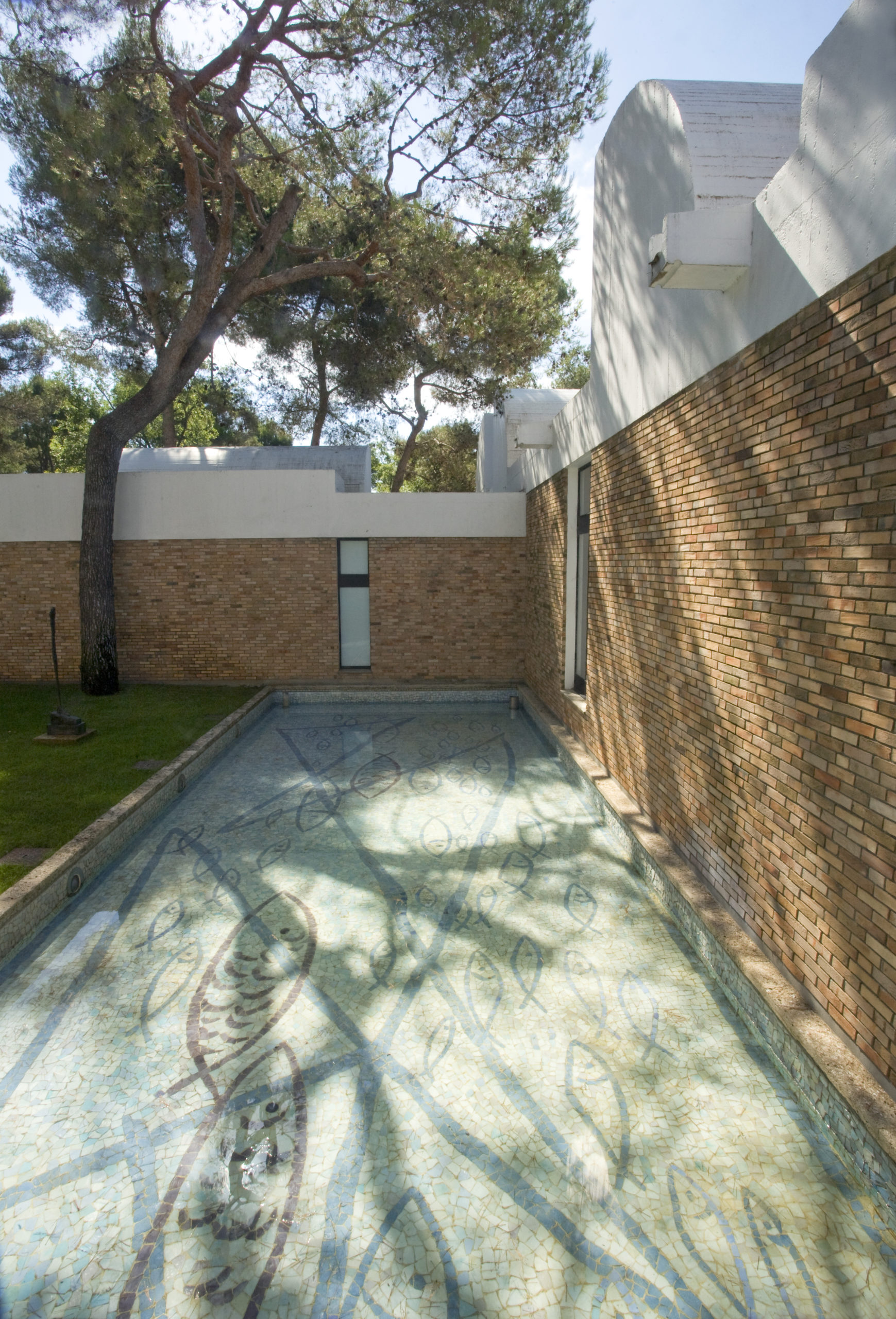 Fondation Maeght à St Paul de Vence, 1964, architecte , Josep Lluís Sert, bassin réalise par Georges Braque
