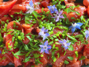 Salade de tomate et fleurs de bourrache